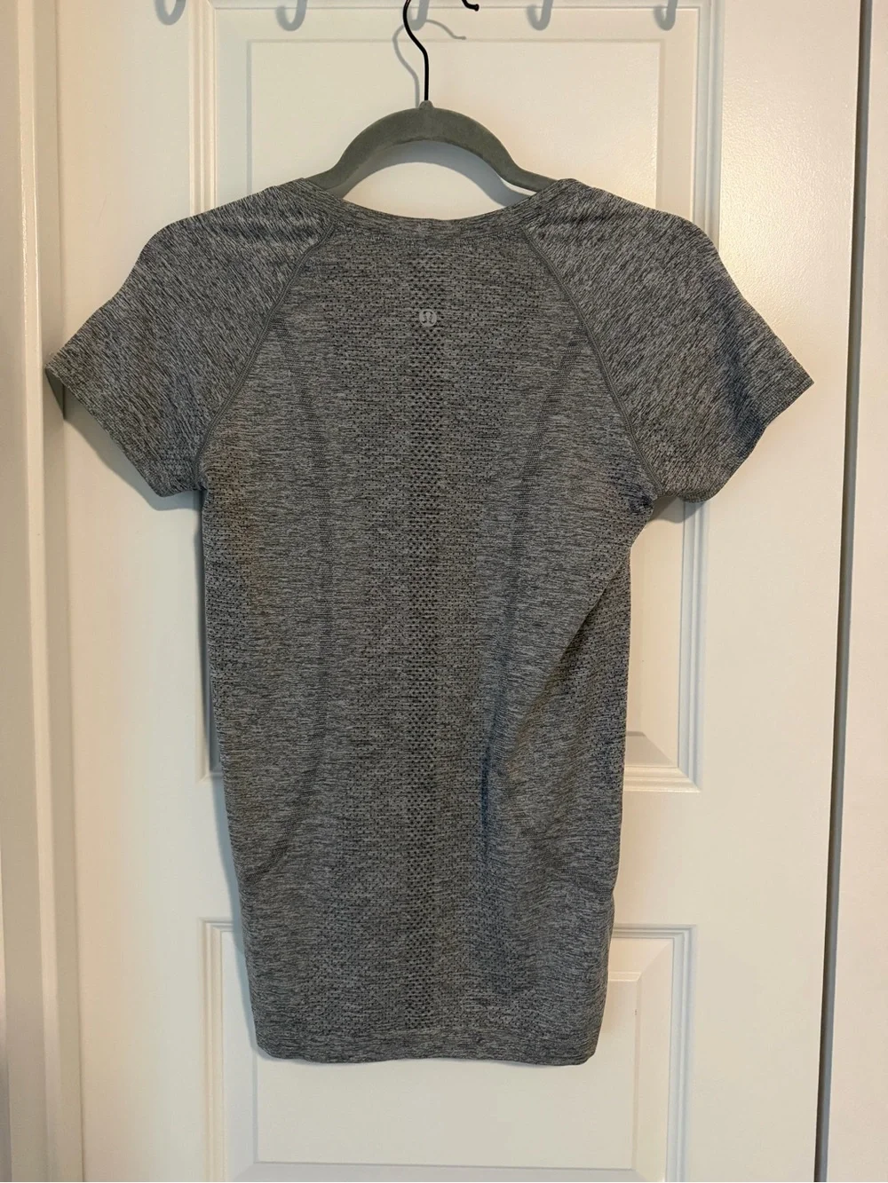 Women’s Lululemon Gray Swiftly Tech Short Sleeve 2.0 Hip Length Size 6